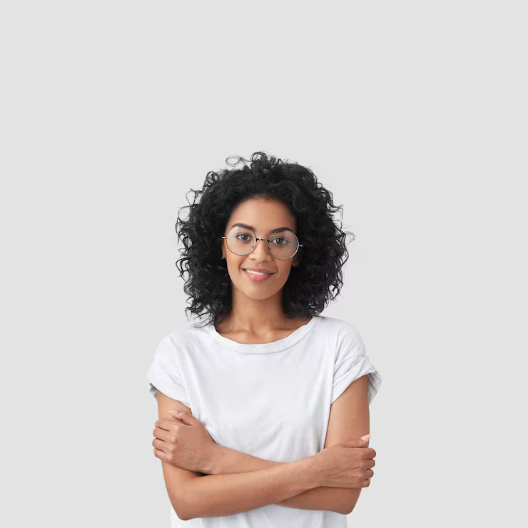 files/disparo-vertical-feliz-mujer-piel-oscura-pelo-rizado_273609-15519.avif